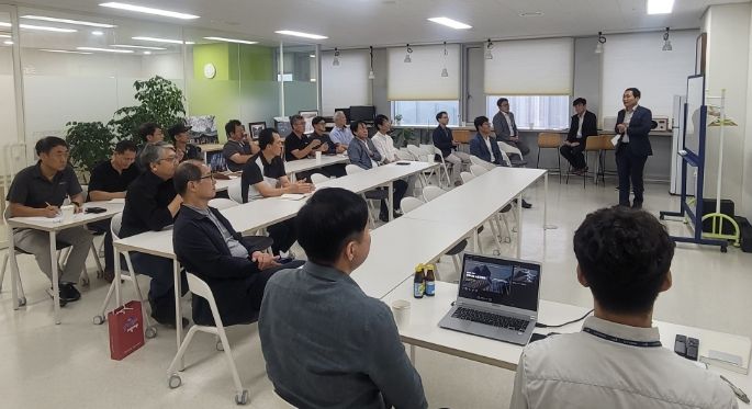 용인특례시가 지난 13일 지역 건축사회를 찾아가 인허가 처리기간 단축 방안을 논의했다