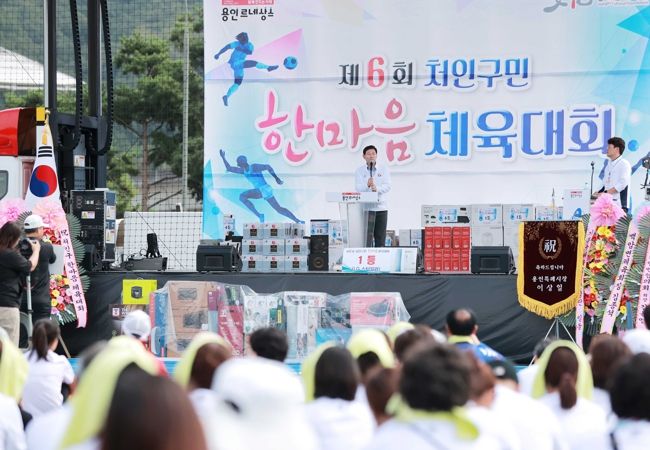 이상일 용인특례시장이 16일 처인승첩 기념 김윤후 승장 추모 다례재에서 헌다를 하고 있다