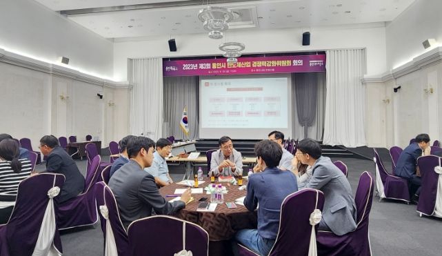 용인특례시는 지난 22일 시청 컨벤션홀에서 ‘제3회 반도체산업 경쟁력강화위원회’ 회의를 열었다