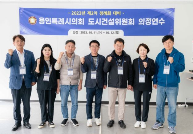도시건설위원회 위원들이 기념촬영을 하고 있다. 왼쪽부터 이교우 의원, 안지현 의원, 김태우 의원, 김윤선 의원, 이진규 위원장, 유진선 의원, 김병민 의원