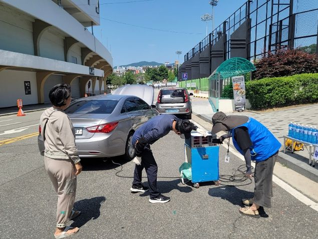 지난 5월 성남종합운동장 하키장 앞 부지에서 자동차 배출가스 무료 점검 중