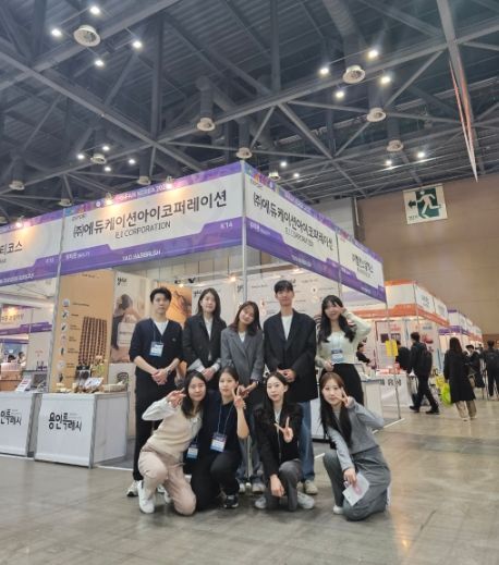 고양 킨텍스에서 열린 대한민국우수상품전시회에서 용인특례시 수출인턴들이 기념촬영을 하고 있다.