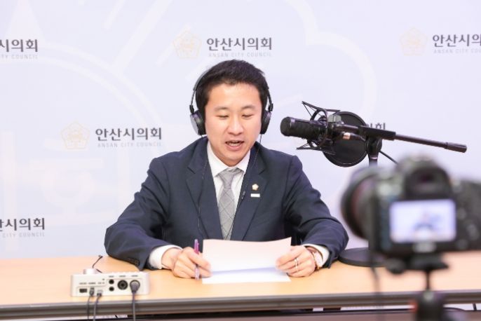 안산시의회가 오는 10일부터 사내 방송 ‘안산시의회 FM’을 송출한다. 사진은 첫 회 방송 DJ를 맡은 송바우나 의장이 녹음에 임하고 있는 모습.