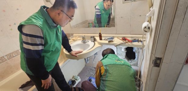 동두천시 새마을지도자 상패동협의회·낙원교회, 취약계층 가정에 화장실 수리 봉사 지원