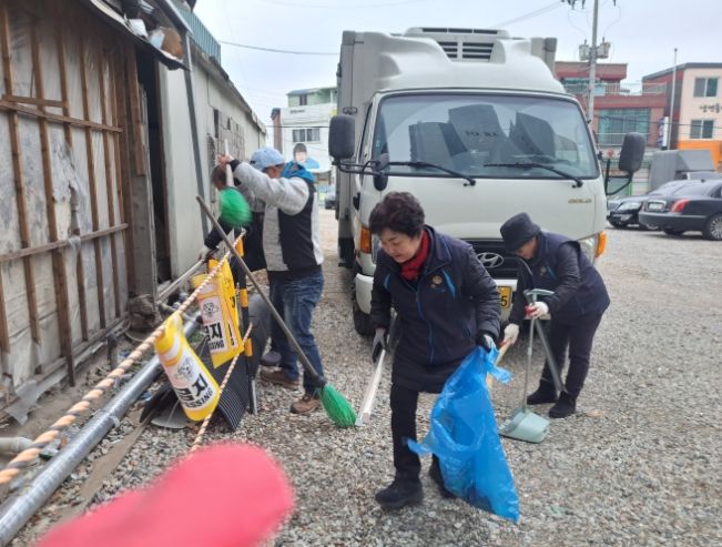 동두천시 생연2동 바르게살기위원회, 관내 낙엽 제거 활동 실시