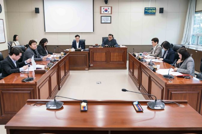 용인특례시의회 경제환경위원회, 2023년도 행정사무감사 마무리하며 강평 실시