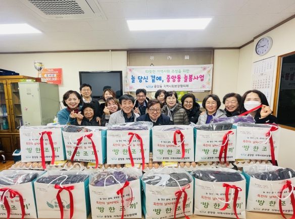 동두천시 중앙동 지역사회보장 協, 늘봄 특화사업을 통해 독거노인에게 방한 조끼 지원