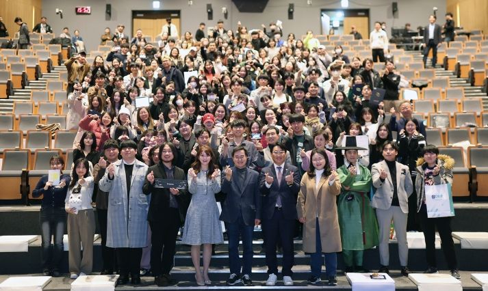 9일 경기도청 1층 다산홀에서 열린 2023년 경기청년 갭이어 페어에서 김동연 경기도지사 및 2023년 갭이어(1기,2기) 참여 청년 등이 기념촬영을 하고 있다.