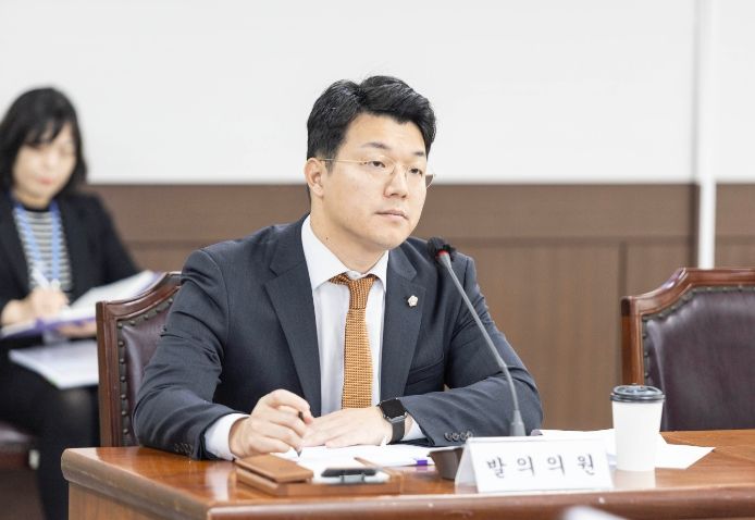 최진호 의원이 지난 11월 23일 열린 제286회 제2차 정례회의회운영위원회에서 자신이 대표 발의한 ‘안산시의회 지방공무원 복무 조례 일부개정조례안’과 관련해 동료 의원의 질의를 듣고 있다.