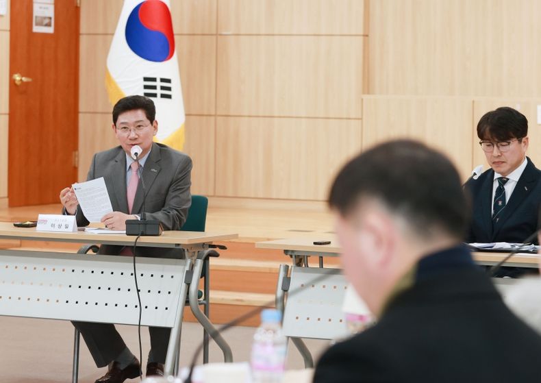 이상일 용인특례시장이 지난 11일 민관협치위원회에서 인사말을 하고 있다