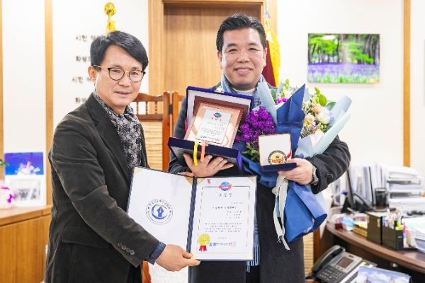 화성시의회 이계철 의원이 (사)한국신문방송인협회로부터 2023 대한민국사회발전대상을 수여받고 있다.