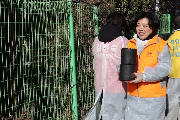 신계용 과천시장, 시민들과 함께 연탄 나눔 봉사