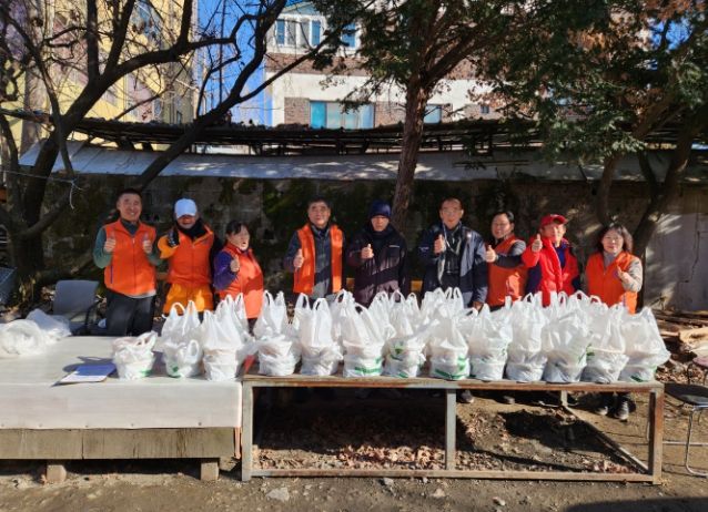 ㈜마니커 동두천지점과 로컬드림봉사회, 소요동 취약계층에 사랑의 닭개장 전달