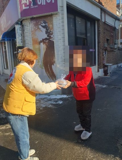 동두천시 생연1동 평화로봉사회 및 돈보따리, 어르신 가구에 물품 지원