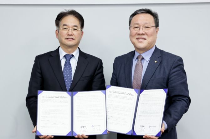 고양특례시-경기신용보증재단 업무협약식에서 (좌)이동환 고양특례시장, (우)시석중 경기신용보증재단 이사장