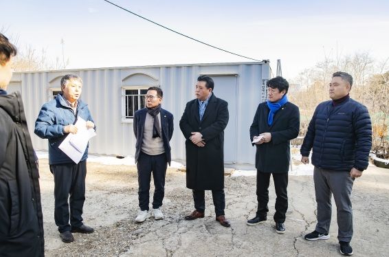 화성시의회 도시건설위원들이 삼보폐광산 현황에 대한 설명을 듣는 모습