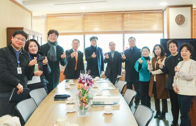 화성시화성시소공인기술인 협회와 김경희 의장, 단체 모습