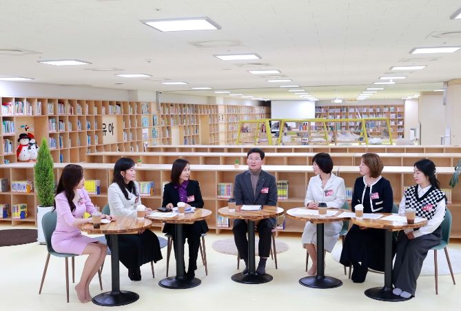 이상일 용인특례시장(가운데)이 지난 5일 용인 어린이 상상의 숲에서 시민과의 대화를 열어 교육 현안에 대해 이야기 나누고 있다.