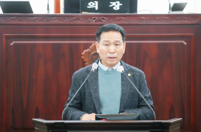 화성시의회 정흥범 의원이 제228회 화성시의회 임시회 제2차 본회의에서 시정질문을 하고 있다.