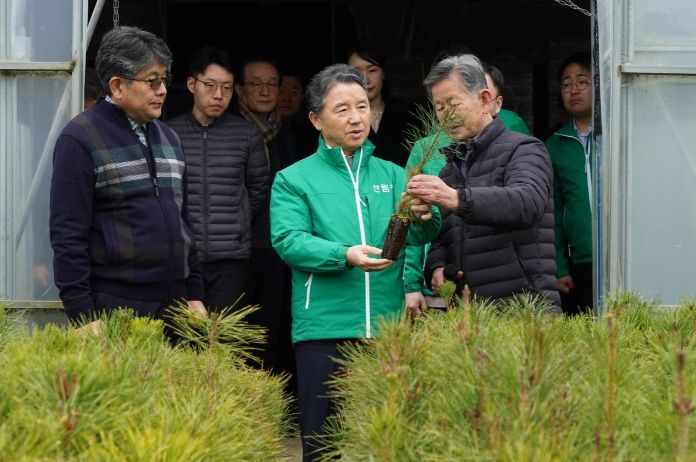 남성현 산림청장(가운데) 시설양묘 재배 민생현장 방문