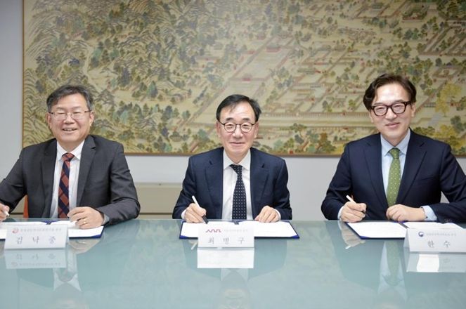 서울역사박물관–대한민국역사박물관–충청남도역사문화연구원 업무 협약식((좌)충청남도역사문화연구원장 김낙중, (가운데) 서울역사박물관장 최병구, (우) 대한민국역사박물관장 한 수)