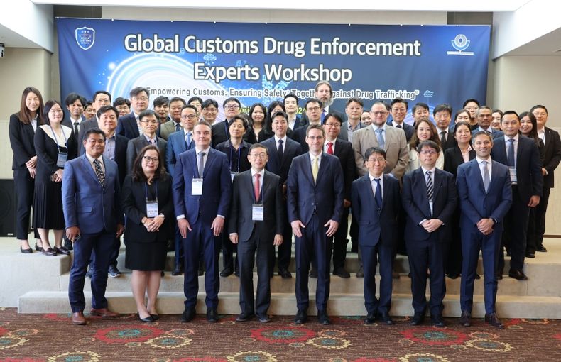 4월 2일(화) 서울 프레지던트호텔에서 국제 마약단속 전문가 워크숍에 참가한 국내외 참석자들과 단체사진을 찍는 이명구 관세청 차장(제일 아랫줄 왼쪽에서 4번째