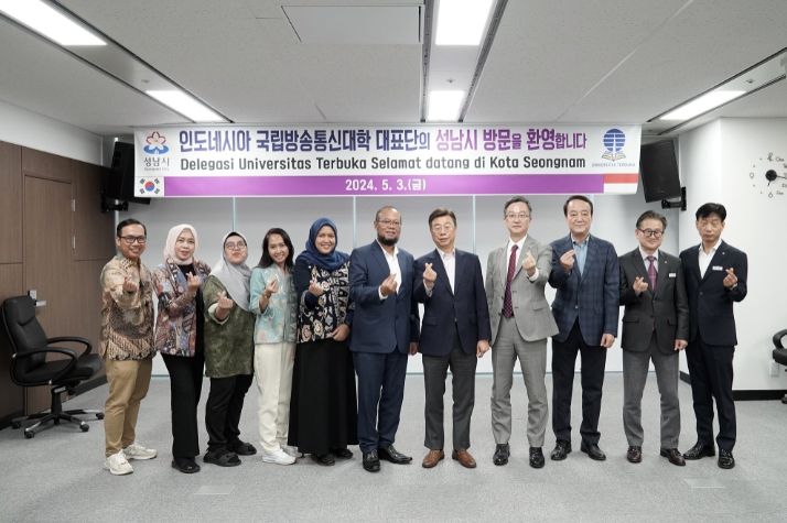 3일 성남시청에서 신상진 성남시장, 오잣 다로잣 인도네시아 국립방송통신대학 총장과 관계자분들이 기념사진을 찍고 있다.