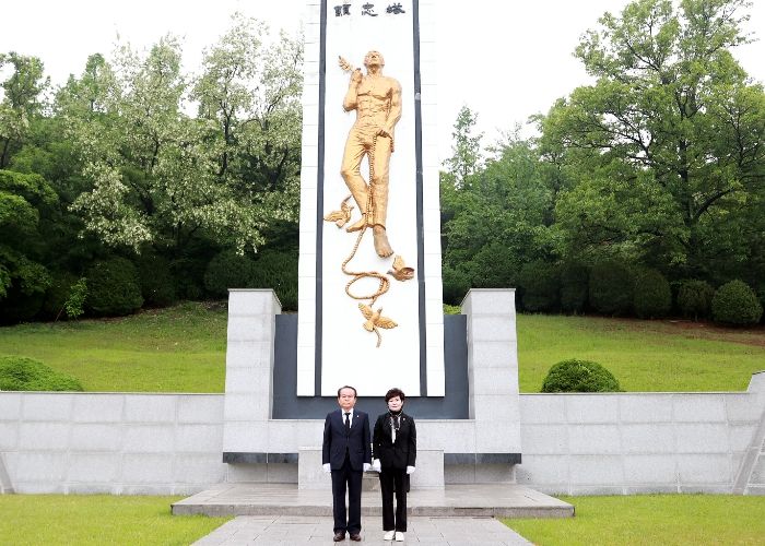 성남시의회, 이덕수 의장, 민영미 의원 현충탑 참배