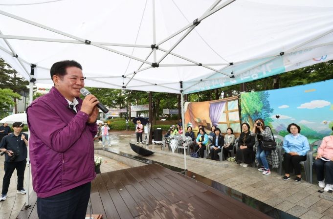 최대호 안양시장이 지난 11일 삼덕공원에서 열린 가족사랑 자연사랑 행복놀이터에서 시민들께 인사말을 하고 있다