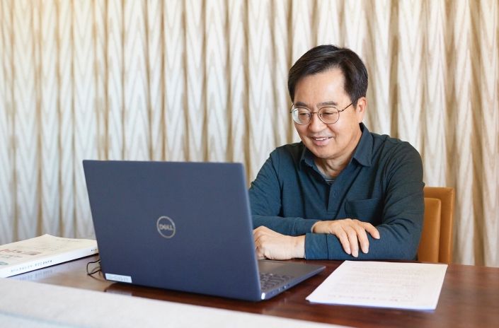 현지시각 14일 오전 미국에서 김동연 경기도지사가, 행정1·2부지사, 경제부지사, 경기도소방재난본부장과 현안 업무점검을 위한 영상 회의를 하고있다.