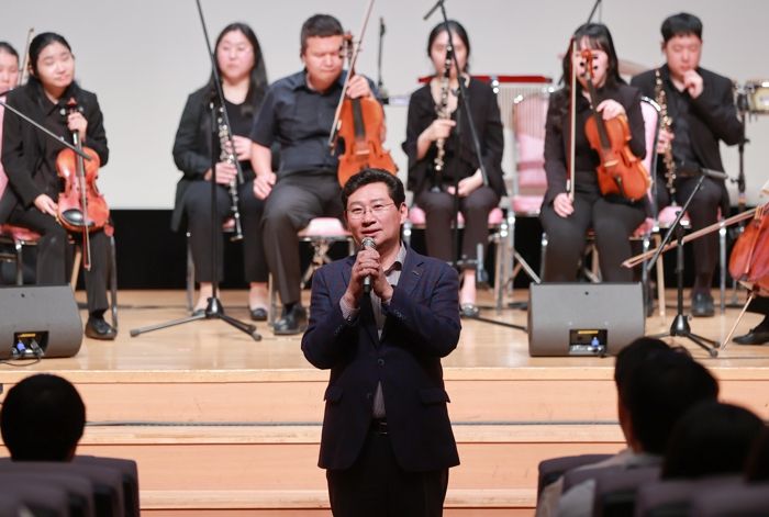 이상일 용인특례시장이 17일 장애인식개선 교육에서 인사말을 하고 있다