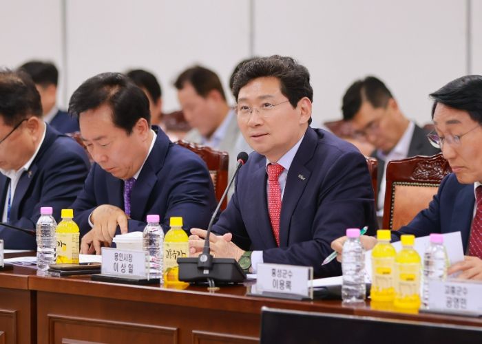이상일 용인특례시장이 22일 국토교통부 세종청사 대회의실에서 열린 '제6차 국가산단 범정부 추진지원단 회의'에서 용인특례시의 입장을 말하고 있다.