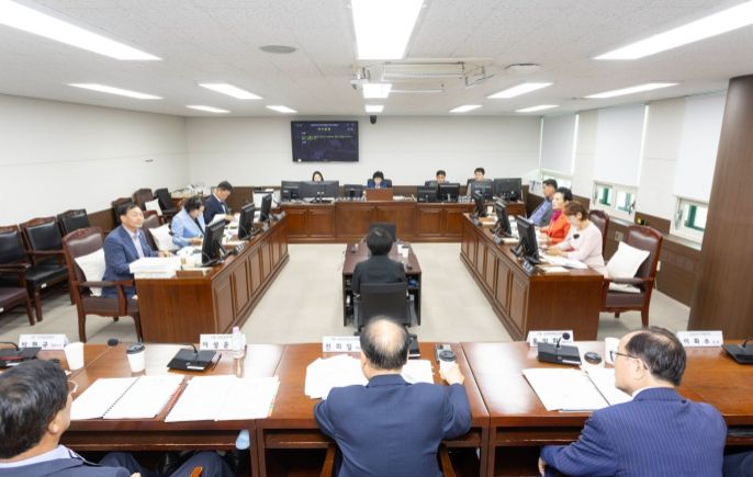 안산시의회‘안산시 출자·출연기관 인사실태에 관한 행정사무조사 특별위원회’가 지난 31일 의회 제2상임위원회 회의실에서 제3차 회의를 개최했다. 사진은 이날 회의 중 한 장면.