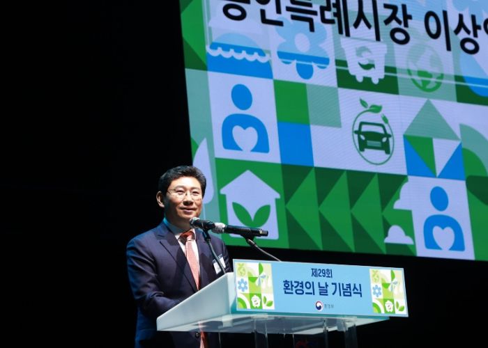 5일 용인특례시 수지구 용인포은아트홀에서 제29회 환경의 날 기념식이 개최됐다. 사진은 이상일 용인특례시장이 환영사를 하고 있는 모습
