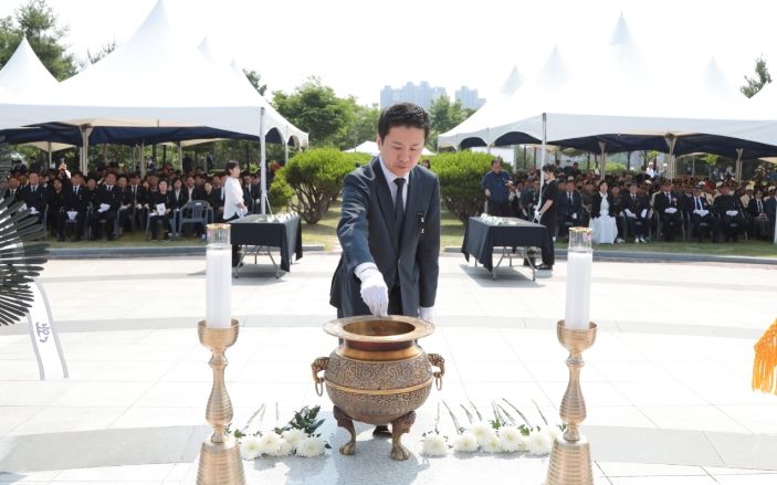 안산시의회 의원들이 6일 원곡공원에서 진행된 ‘제69회 현충일 추념식’에 참석했다.