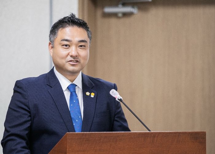 화성시의회 김상균 의원이 「화성시 흡연 피해방지 조례 일부개정조례안」에 대해 제안설명을 하고 있다.