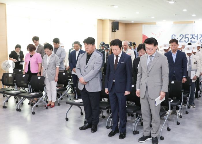 안산시의회 의원들이 25일 안산시 보훈회관에서 열린 6.25전쟁 제74주년 행사에 참석했다. 사진은 이날 행사에서 시의원들을 비롯한 참석자들이 순국선열 및 호국영령에 대해 묵념을 하고 있는 모습.