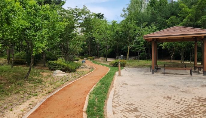 용인특례시 기흥구 영덕레스피아에 조성된 어싱길