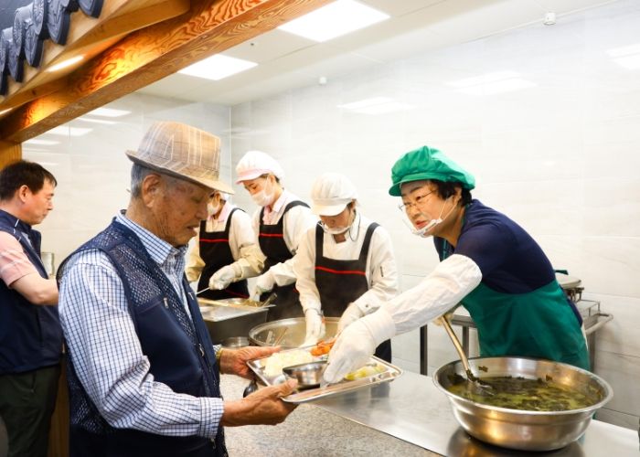 김경희 이천시장, 취임 2주년 이천시노인종합복지관 찾아 배식봉사