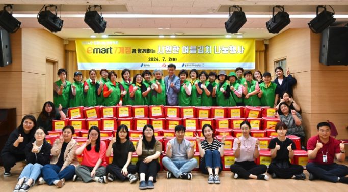 김치와 보양식을 대상가구에 전달한 용인시수지복지관의 수지무한돌봄네트워크팀