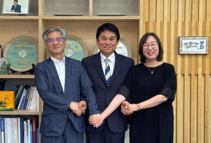 (왼쪽부터)서영철 금천문화재단 대표이사, 최우규 안양문화예술재단 대표이사, 어연선 광명문화재단 대표이사가 손을 맞잡고 협력을 약속하고 있다.