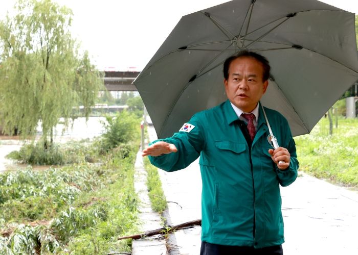 성남시의회 의장, 장마철 대비 탄천 현장 점검 실시