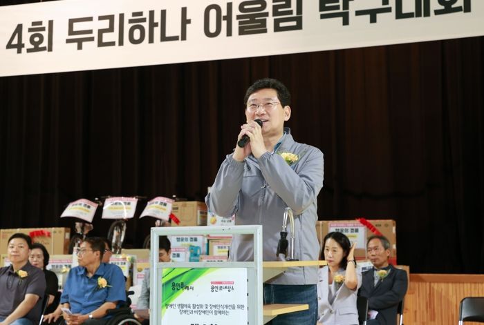이상일 용인특례시장이 20일 용인실내체육관에서 열린 '두리하나 어울림탁구대회'에 참석해 인사말을 하고 있다.