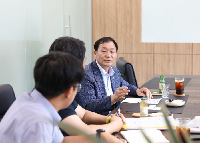 안산시의회 박태순 의장이 지난 14일 팔곡산업단지 내 네오팜 그린 본사에서 현장 간담회를 갖고 현안 사항을 논의했다. 사진은 이날 간담회 중 한 장면.