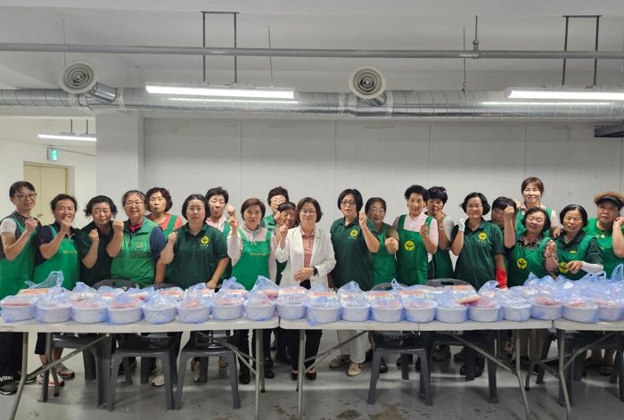 처인구 양지면 새마을부녀회에서 여름을 맞아 주민들에게 삼계탕을 전달했다.