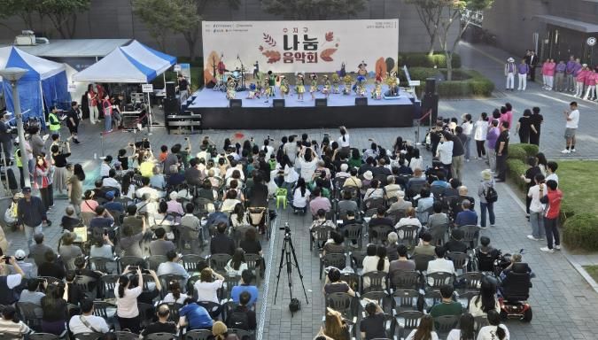 용인특례시 수지구는 27일 수지구청 광장에서 장애인식 개선과 경제적 취약 가정 지원을 위한 나눔음악회를 개최했다