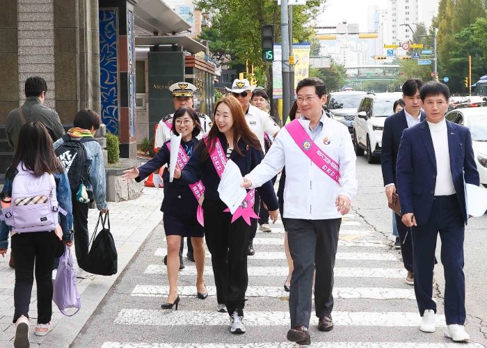 이상일 용인특례시장이 7일 기흥구 동백동 동막초 통학로를 점검하면서 지나가는 학생들과 인사를 나누고 있다