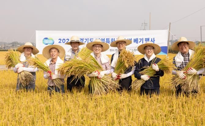 김성중 경기도 행정1부지사, 평택에서 '지역특화품종 벼 베기' 시연
