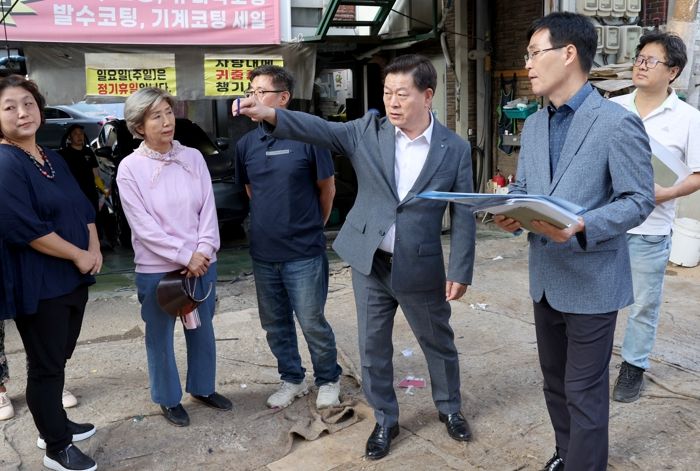 박승원 광명시장은 지난 11일 ‘제42회 생생소통현장’을 열고 철산동 노후 하수관로 정비 공사 현장, 무의공 음식문화거리, 새빛공원 맨발 걷기 조성 예정지를 차례로 방문했다. 사진은 박승원 광명시장이 철산동 노후 하수관로 정비 공사 현장을 방문해 민원 사항을 점검하는 모습.