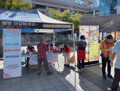 동백2동 지역사회보장협의체는 지난 5일동백호수공원에서 주민들에게 간단한 건강 검진 제공하고 복지사각지대에 놓인 이웃 발굴 활동을 펼쳤다